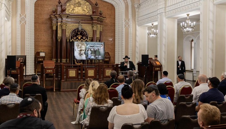 Виступ Асмана. Фото: Фейсбук Асмана