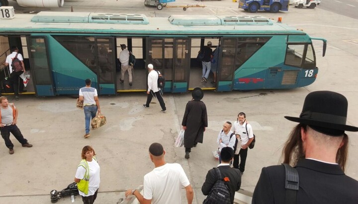 Χασίδες στο αεροδρόμιο καθ' οδόν προς Ουμάν. Αρχειακή φωτογραφία: kikar.co.il