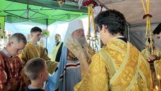Στο Ζαβολότιε, ο ιεράρχης του Τσερνοβίτσι γιόρτασε την εορτή του ναού με την καταδιωκόμενη κοινότητα.
