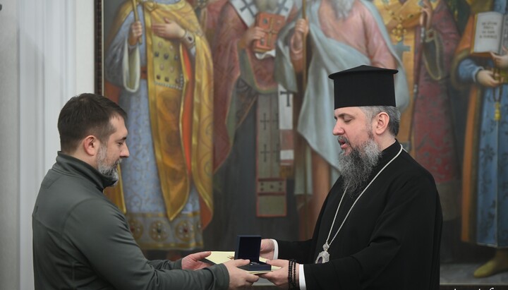 Ο Ντουμένκο απονέμει στον Γκαϊντάι το παράσημο. Φωτογραφία: OCU