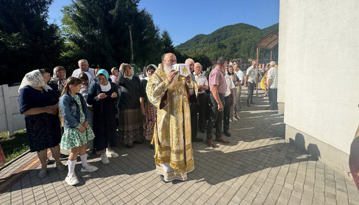 Στον ναό του χωριού Πλαγιούτς, της Χουστικής επισκοπής της Ουκρανικής Ορθόδοξης Εκκλησίας, αγίασαν την Αγία Τράπεζα