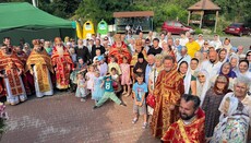 Στο Vyshhorod, η διωκόμενη ενορία γιόρτασε την εορτή του ναού κοντά στον περίβολο του ναού