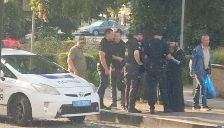 In the center of Chernivtsi, police representatives and people in camouflage stopped an Orthodox priest. Photo: Pershyi Kozatskyi