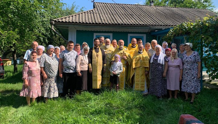 Бахтін: парафіяни та священнослужителі УПЦ біля будинку, тимчасово переобладнаного в храм. Фото: Facebook Храму Різдва Пресвятої Богородиці