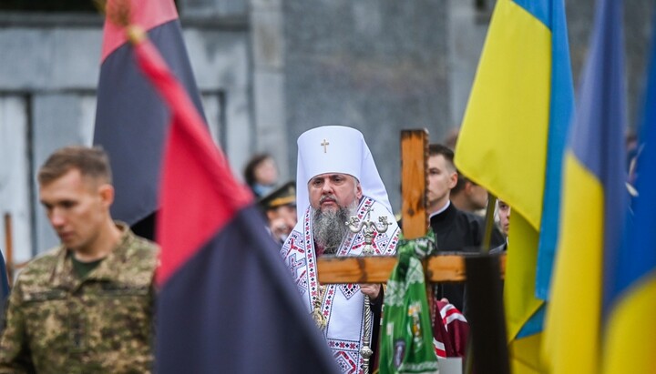Єпіфаній і прапори ОУН у Львові. Фото: ПЦУ