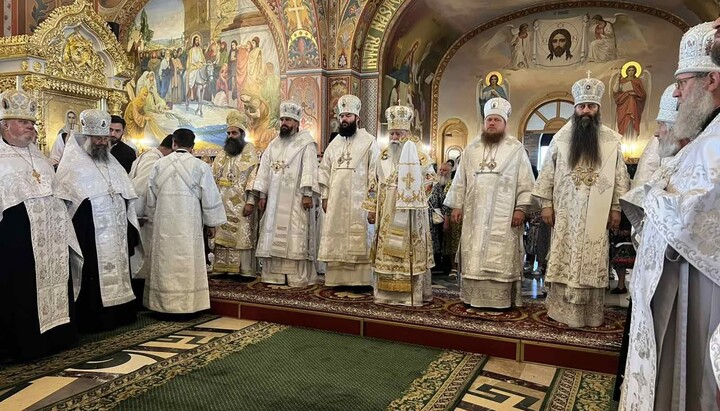 Αγρυπνία στον Καθεδρικό Ναό της Αγίας Τριάδας της Μονής Μπάντσεν. Φωτογραφία: Facebook της Επισκοπής Τσερνιβτσί-Μπουκοβίνας της Ουκρανικής Ορθόδοξης Εκκλησίας