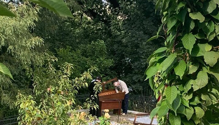 Blasphemy or "care"? Outsiders touch the relics in the Lavra