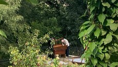 Кощунство чи "турбота"? У Лаврі сторонні торкаються мощей
