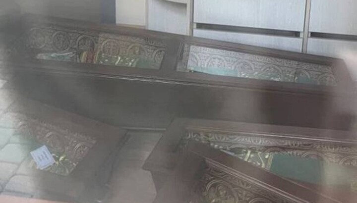 Раки з преподобними Печерськими звалені разом в одній з кімнат під сходами. Фото: тг-канал "Одигітрия"