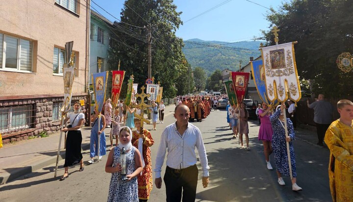 Λιτανεία στο Ράχοβο την ημέρα της εξόδου του Τιμίου Ξύλου του Ζωοποιού Σταυρού του Κυρίου. Φωτογραφία: Επισκοπή Χουστ.