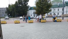 У Киево-Печерской лавры собрались провокаторы с антицерковными плакатами