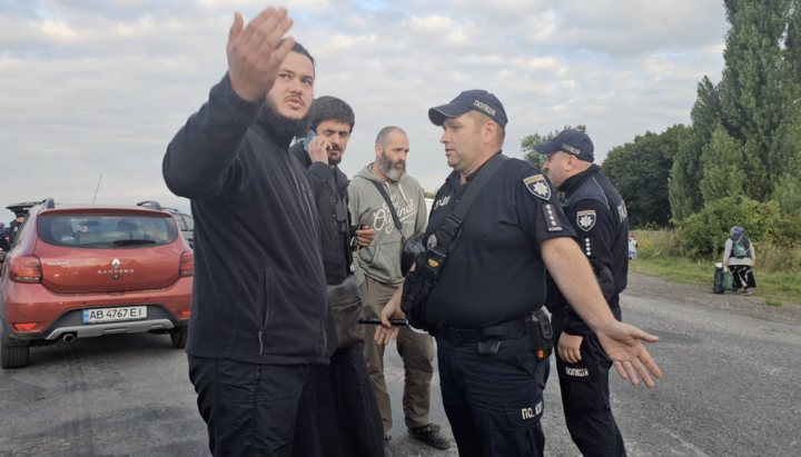 Police blocking the procession in Pochaiv. Photo: Children of Mercy YouTube channel
