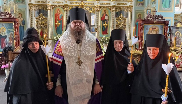 Архієпископ Амвросій з трьома монахинями після здійснення мантійного постригу в Преображенському монастирі села Княжичі (Київська область). Фото: Facebook/Преображенський монастир
