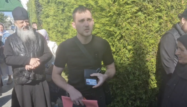Слідчий на Почаївському кладовищі. Фото: тг-канал «Почаївський хресний хід 2024-2025»
