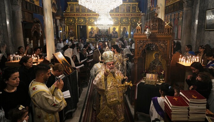 Палестинські християни на богослужінні в грецькій православній церкві святого Порфирія в місті Газа. 18 квітня 2025 року. Фото: AP/Джихад Альшрафі