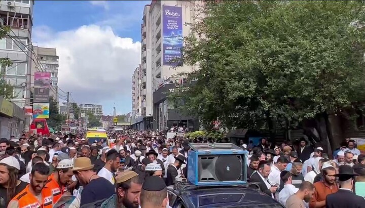 Χασίδες στην Ουμάνι. Φωτογραφία: Νόβαγια γκαζέτα Εβρώπης