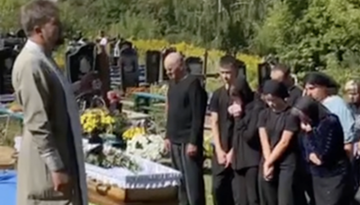 Archpriest Volodymyr Hlavatsky at the funeral of a serviceman. Photo: priest’s Facebook