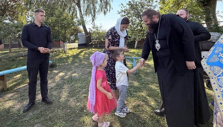 Владыка встречается с юными прихожанами. Фото: пресс-служба Ровенской епархии