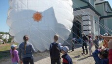 У Полтавській єпархії УПЦ священик провів майстер-клас для юних парашутистів