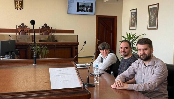 Гей-пара в Апеляційному суді Києва. Фото: informator.ua