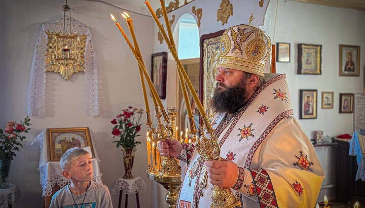 Στο χωριό Χορόβ, μετά την κατάληψη του ναού, ο μητροπολίτης Πιμέν τέλεσε τη λειτουργία σε καλύβα.