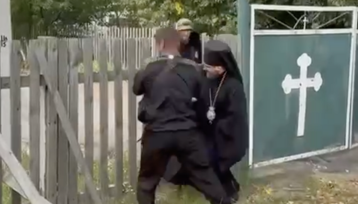 "Archbishop" Vasyl (Volodymyr) Shlapak leading a church seizure in Potiivka. Photo: UOJ