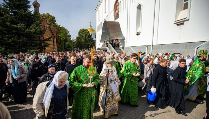 A cross procession at the Dormition Monastery of Odesa. Photo: the Odesa Eparchy