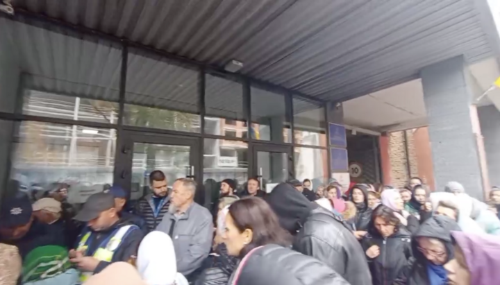 Віряни УПЦ під Шостим апеляційним судом Києва. Фото: СПЖ