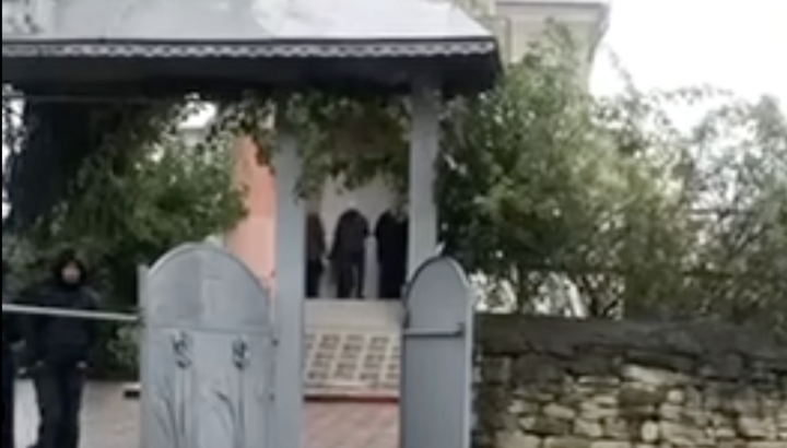 У Керстенцях прихильники ПЦУ намагаються пробратися в Преображенський храм. Фото: «Вірні Чернівецько-Буковинської єпархії УПЦ»