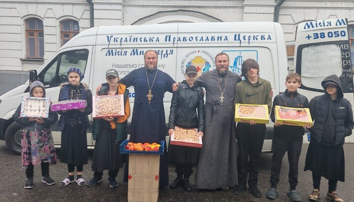 Керівники Синодального відділу УПЦ з соціально-гуманітарних питань доставили до Святогірської лаври продукти. Фото: пресслужба обителі
