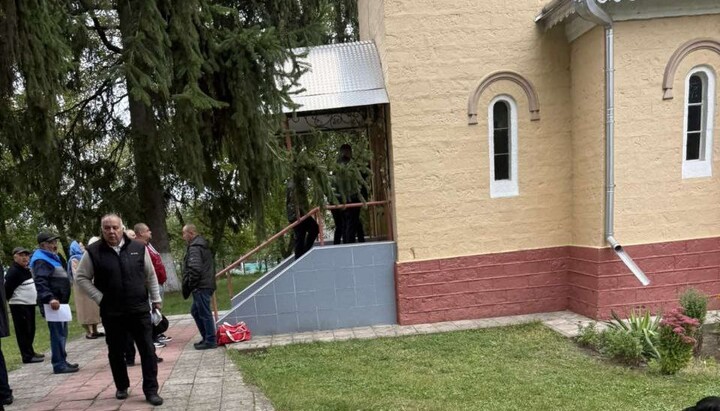 У Нагорянах ПЦУ захопила храм УПЦ за допомогою болгарки та лома
