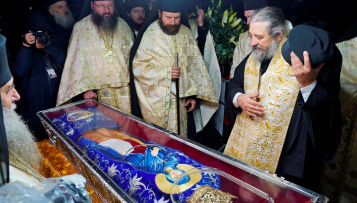 Перенесення мощей святої Параскеви в сень біля кафедрального собору в Яссах. Фото: Флавій Попа/doxologia.ro.