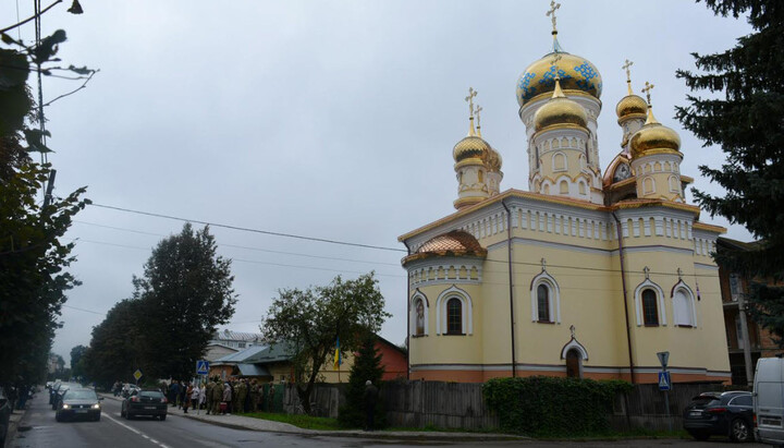 Захоплений членами УНА-УНСО Володимирський храм УПЦ у Бродах. Фото: Леополіс