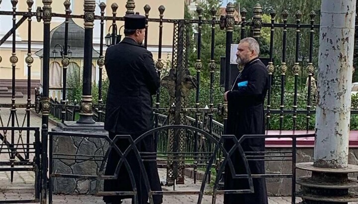 Провокаторы ПЦУ под Свято-Духовским собором в Черновцах. Фото: СПЖ