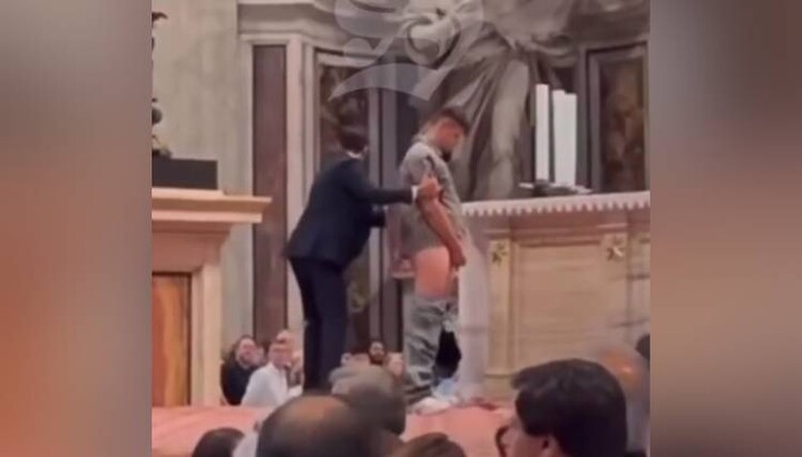 A man committing sacrilege at St. Peter's Basilica. Photo: Silere non possum