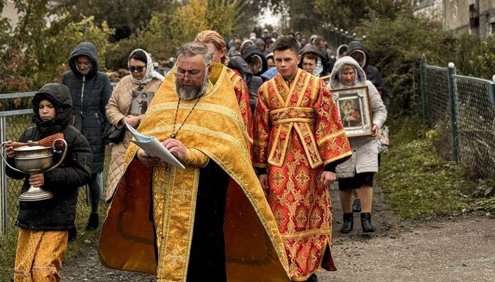 Крестный ход Крестовоздвиженского прихода УПЦ села Котов. Фото: Ровенская епархия