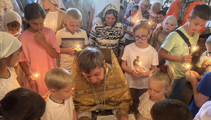 Протоієрей Діонісій Денисенко з парафіянами. Фото: Фейсбук Пантелеймонівського храму УПЦ у Вишгороді