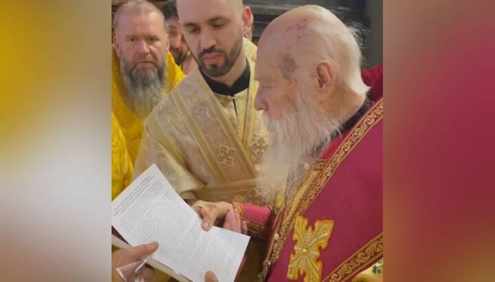 Filaret with the testament. Photo: Telegram channel “For the Ukrainian Church”