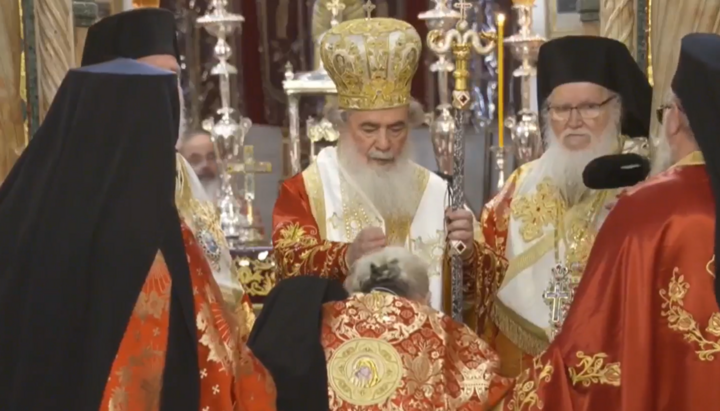 Patriarch Theophilos ordains Archbishop Simeon of Sinai, Pharan, and Raitho. Photo: Screenshot from Facebook video / orthodoxjotv