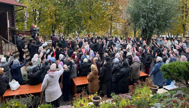 Прихожани Пантелеймонівського храму голосують за вірність УПЦ. Фото: "Перший козацький"