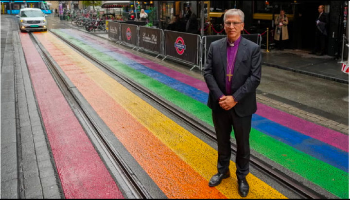 Olaf Fykse Tveit at the bar that was attacked in 2022 during the LGBT parade celebration in Oslo. Photo: EPA