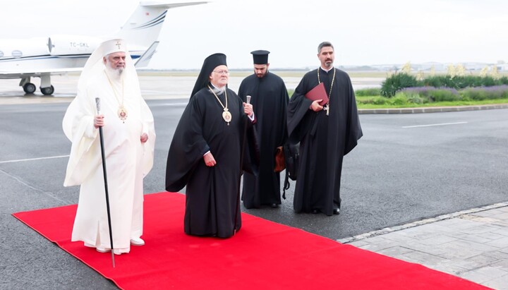 Патриархи Варфоломей и Даниил в аэропорту Бухареста. Фото: Basilica News Agency