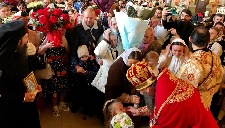 Поздравления митрополита Лонгина. Фото: Фейсбук-группа «Вірні Чернівецько-Буковинської єпархії УПЦ»