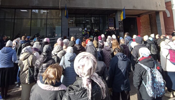 Верующие УПЦ перед зданием суда. Фото: ТГ-канал «Фортеця Лавра»