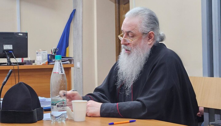 Μητροπολίτης Αρσένιος στο δικαστήριο. Φωτογραφία: Σβιατογκόρσκα Λαύρα