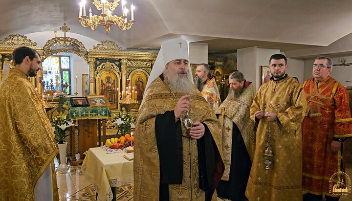Μητροπολίτης Αρσένιος στον ναό του Σεραφείμ στη Δνείπερο. Φωτογραφία: Λαύρα του Σβιατογκόρσκ