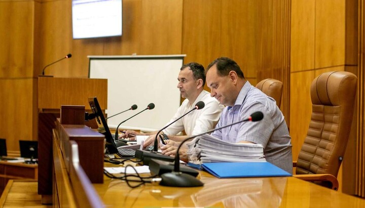 Щоб заборонити аборти, франківські депутати закликали керівництво держави внести зміни до Конституції. Фото: Правда.ІФ
