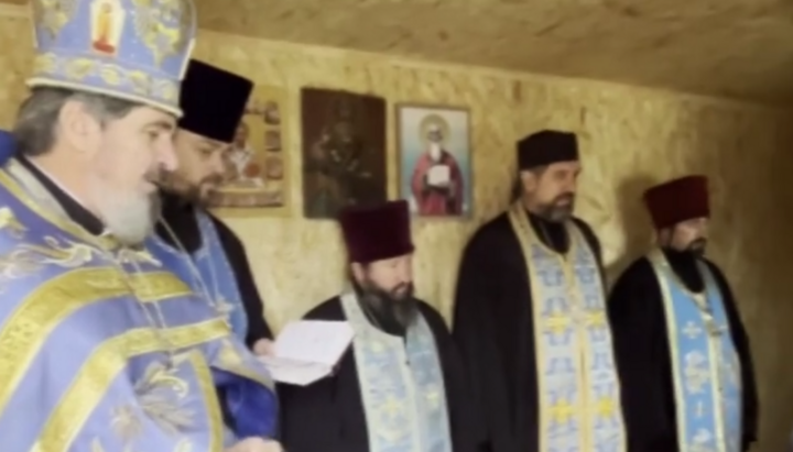 Προσευχή στην ενορία της Ουκρανικής Ορθόδοξης Εκκλησίας της Γεννήσεως της Θεοτόκου στο χωριό Νοβοσέλκι. Φωτογραφία: Ντοζόρ