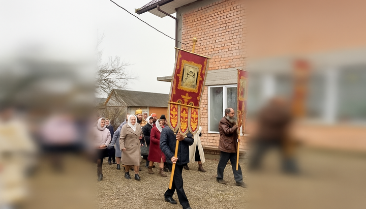 Після Літургії відбувся хресний хід навколо домової церкви. Фото: СПЖ