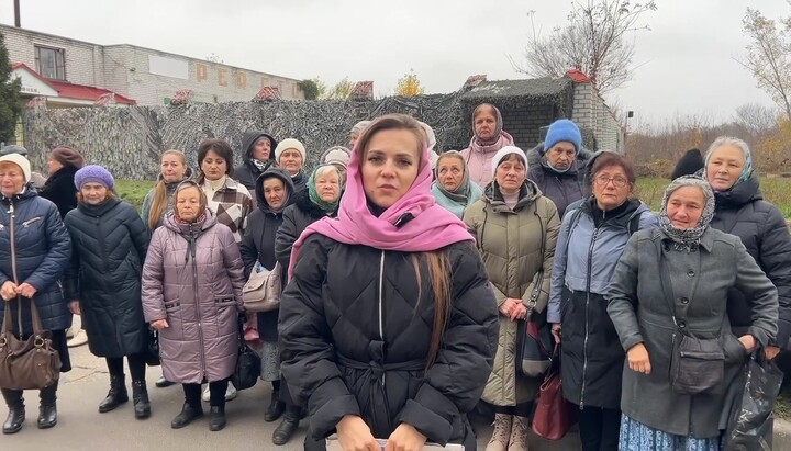 Прихожане УПЦ под стенами ТЦК. Фото: «Первый казацкий»